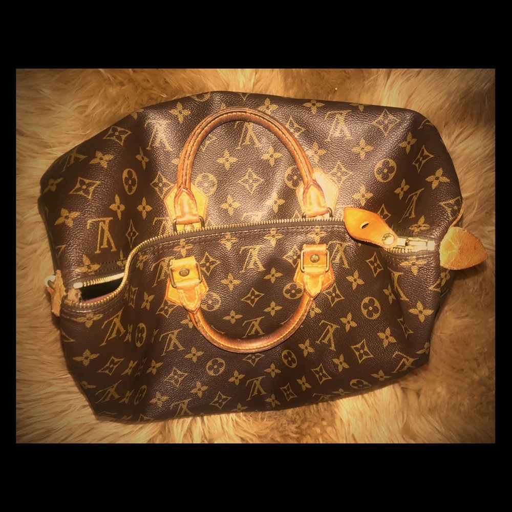 - LV Speedy 40-Authentic